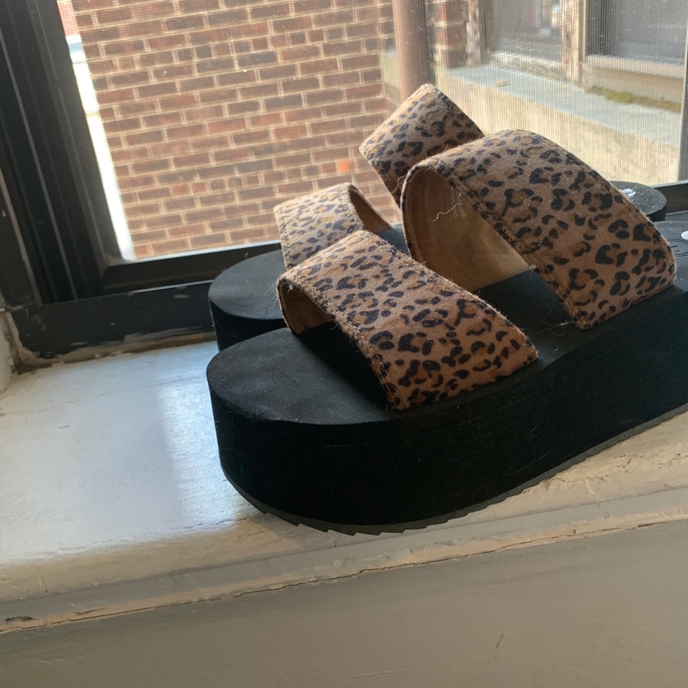 CUTE LEOPARD PLATFORM SANDALS! Size 7, barely worn
